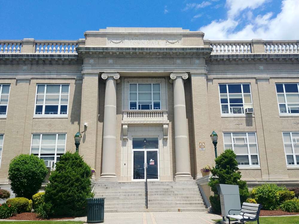 colonial building open to the public in lyndhurst’s city center